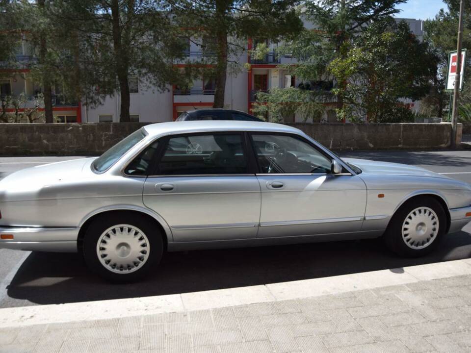 Image 16/33 of Jaguar XJ6 3.2 Executive (1995)