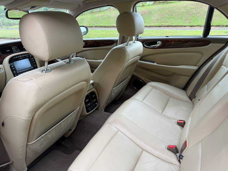 Image 8/13 of Jaguar XJR (2004)