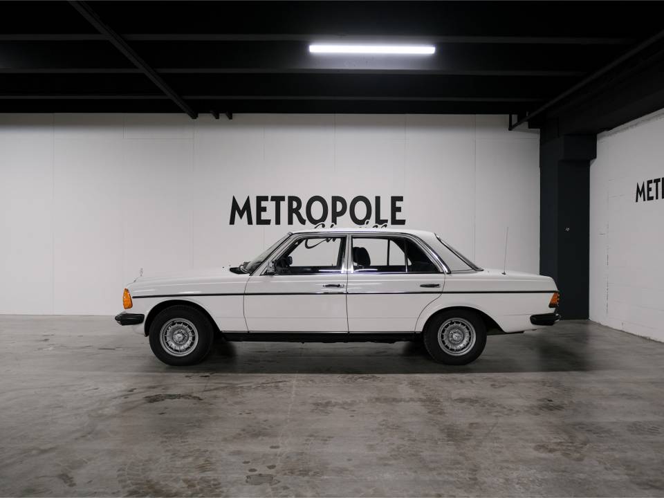 Image 5/27 of Mercedes-Benz 230 (1977)