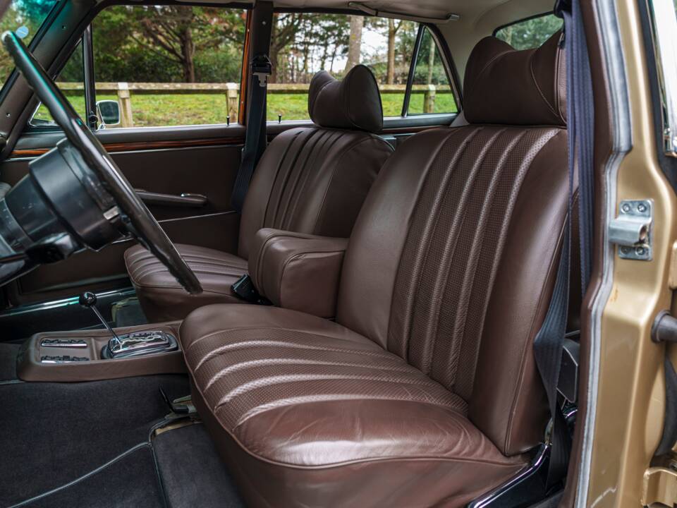 Image 24/34 of Mercedes-Benz 300 SEL 6.3 (1969)