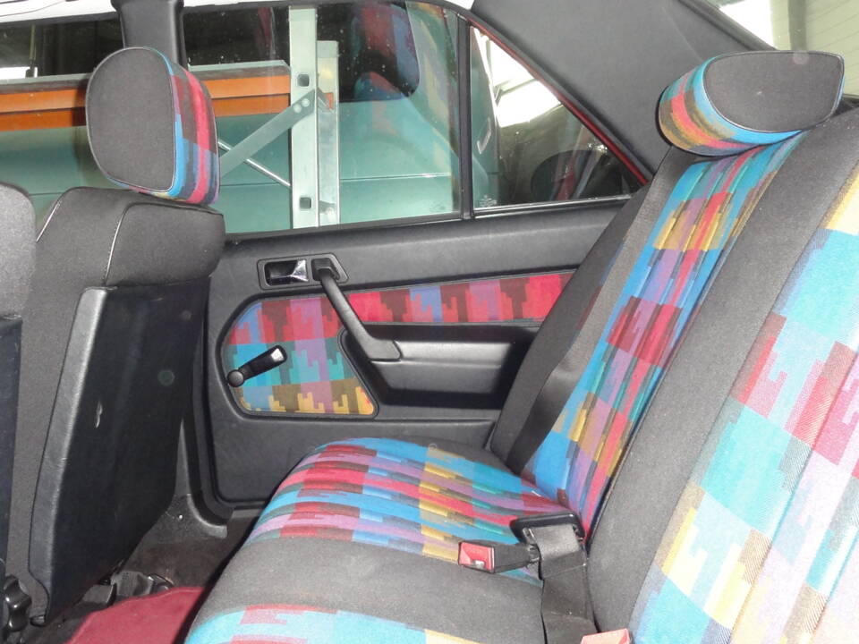 Image 84/137 of Mercedes-Benz 190 E 1.8 Avantgarde &quot;Rosso&quot; (1992)