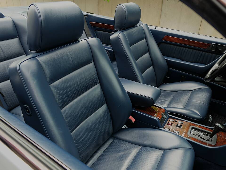 Image 24/69 of Mercedes-Benz E 320 (1994)