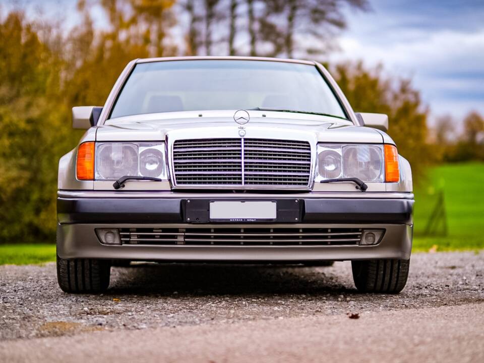 Immagine 2/20 di Mercedes-Benz 500 E (1991)