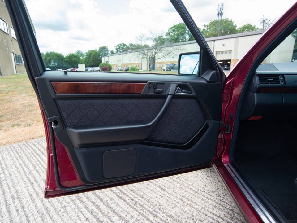 Bild 20/28 von Mercedes-Benz E 320 T (1993)