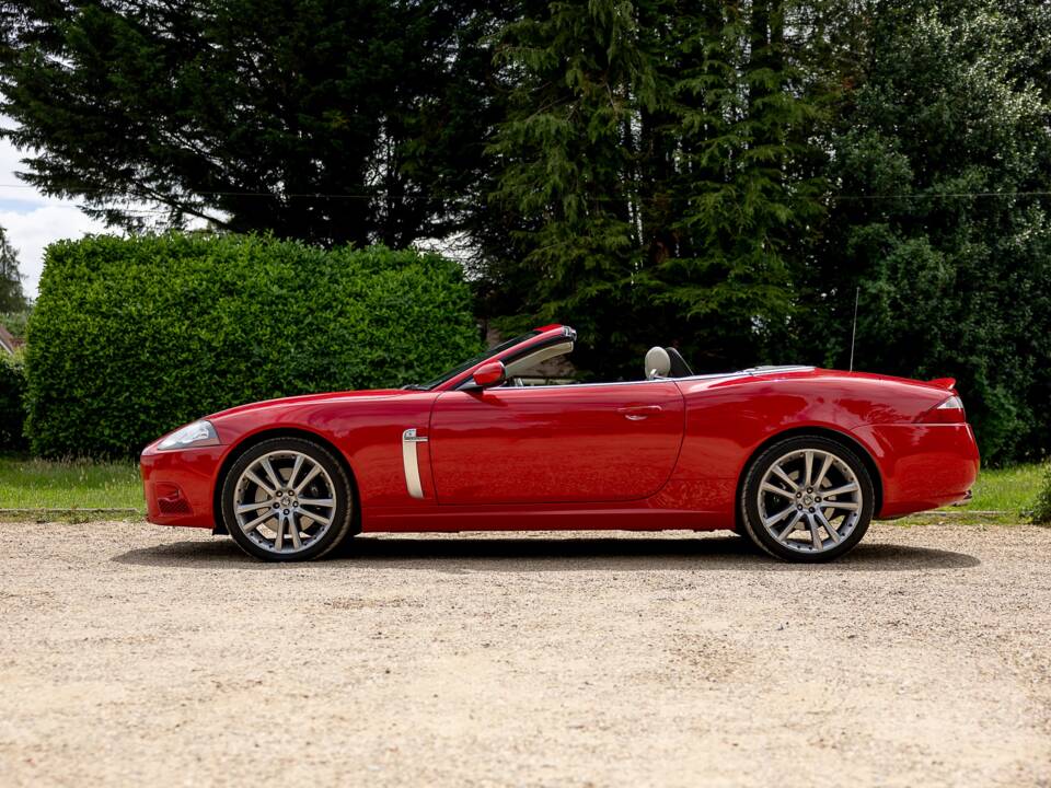 Image 30/50 of Jaguar XKR (2007)