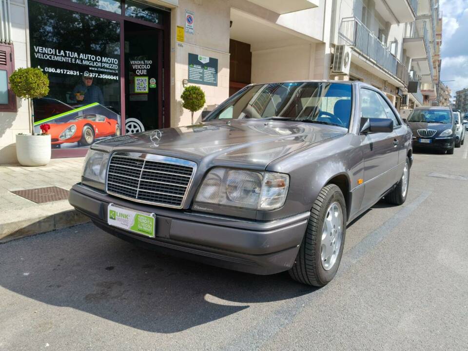 Bild 16/35 von Mercedes-Benz E 200 (1995)