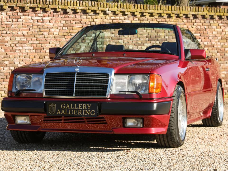 Immagine 25/50 di Mercedes-Benz 300 CE-24 3.4 AMG (1993)