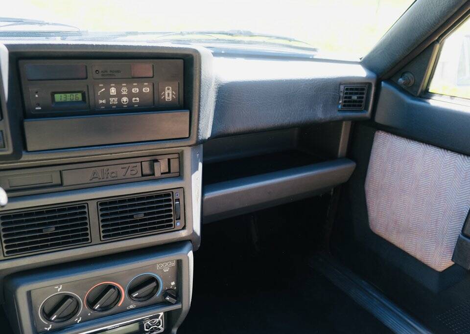 Image 7/8 of Alfa Romeo 75 1.8 Turbo (1986)