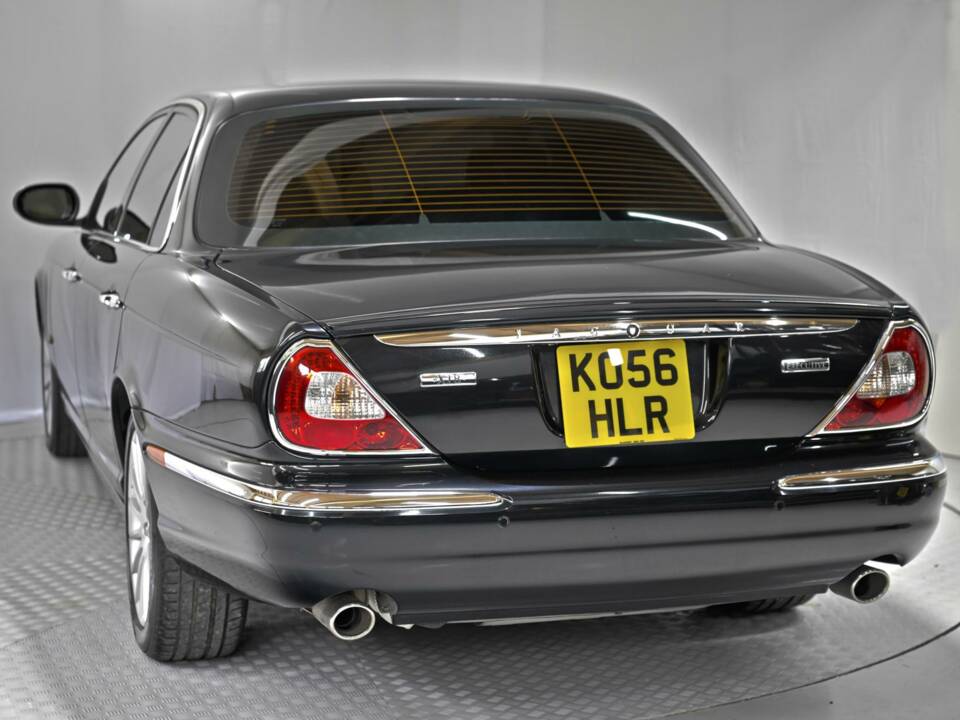 Image 14/50 of Jaguar XJ 8 4.2 (2006)