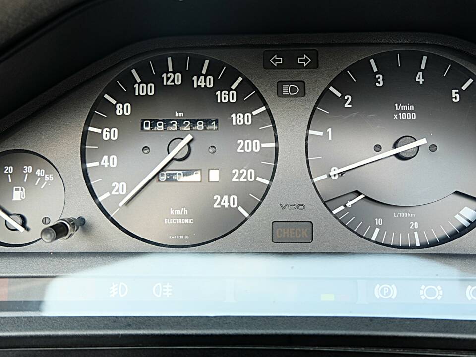 Immagine 17/48 di BMW 325i (1986)