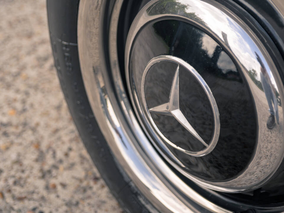 Image 24/60 of Mercedes-Benz 230 SL (1967)