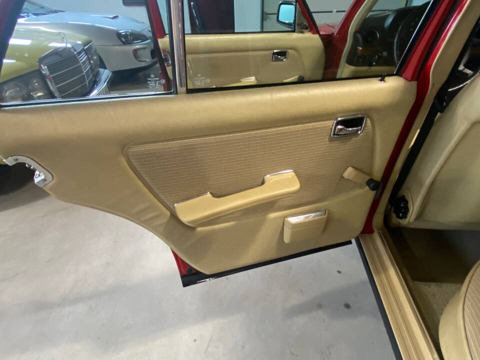 Image 29/100 of Mercedes-Benz 300 D (1983)