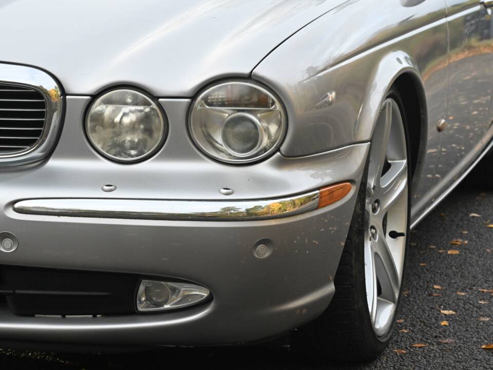 Image 24/50 of Jaguar XJ 8 4.2 (2006)