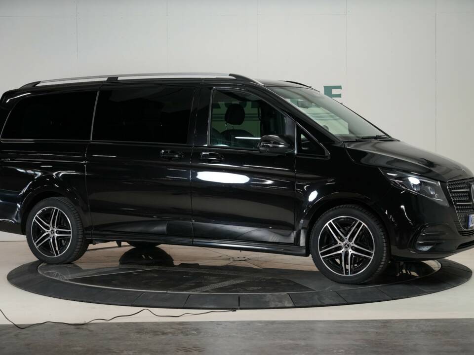 Image 26/35 of Mercedes-Benz V 300 d 4MATIC (2025)