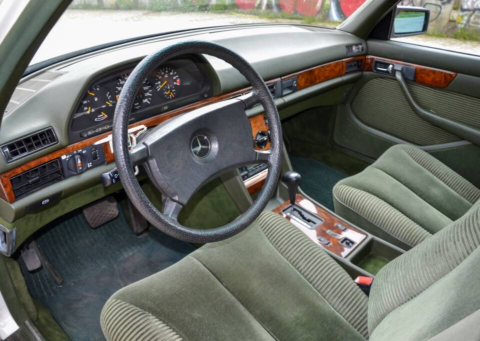Bild 12/21 von Mercedes-Benz 280 SE (1985)