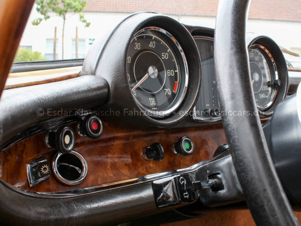 Image 17/35 of Mercedes-Benz 280 SE 3,5 (1970)