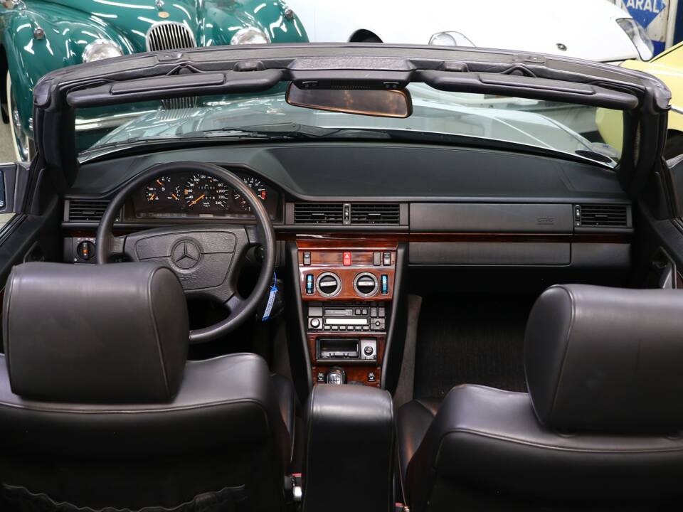 Immagine 23/43 di Mercedes-Benz E 200 (1994)