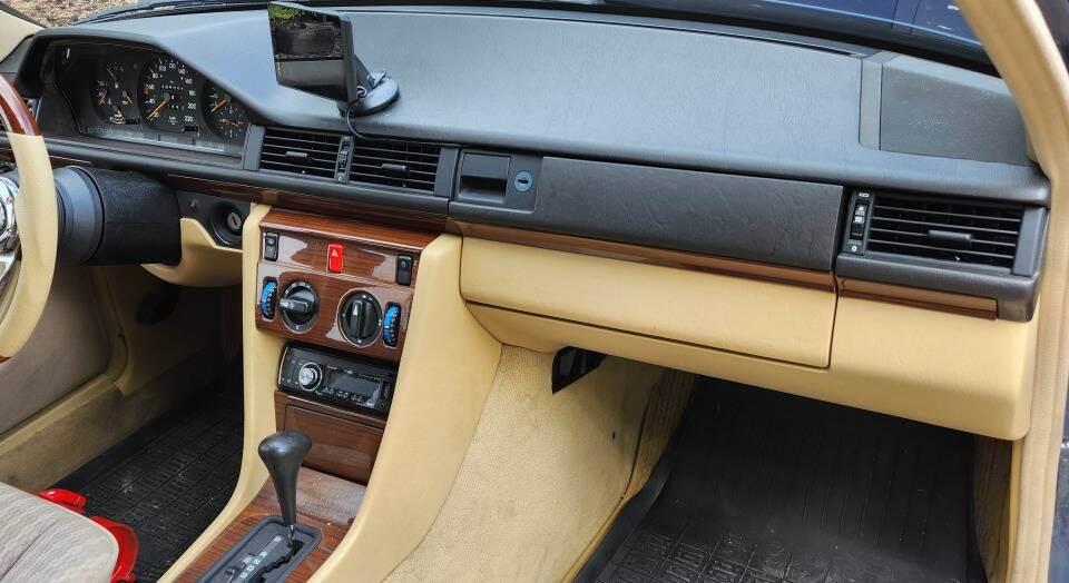 Image 5/5 of Mercedes-Benz 230 E (1989)