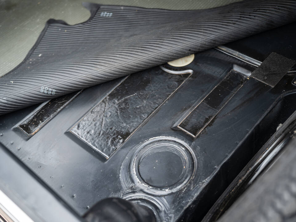 Image 19/63 of Mercedes-Benz 230&#x2F;6 (1974)