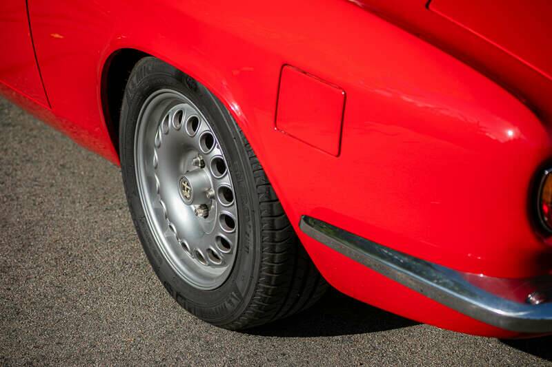 Image 12/45 of Alfa Romeo 2000 GT Veloce (1975)