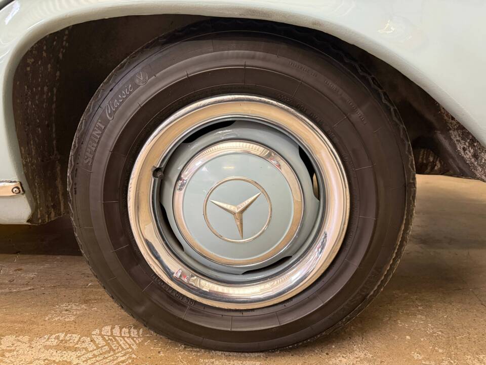 Image 14/20 of Mercedes-Benz 250 SE (1967)