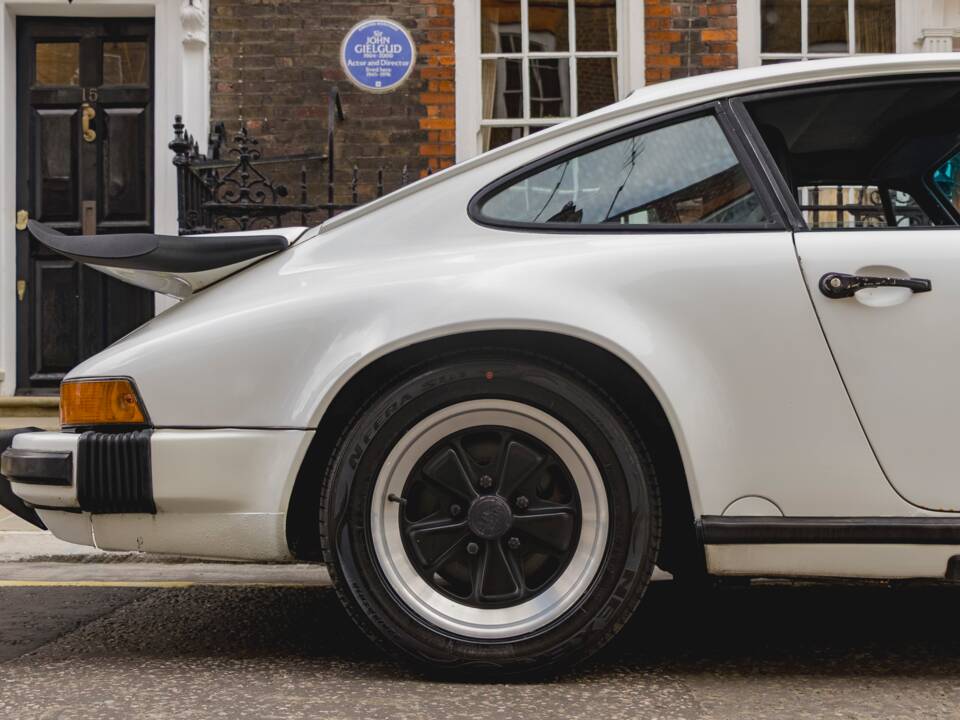Image 16/33 of Porsche 911 Carrera 3.2 (1988)