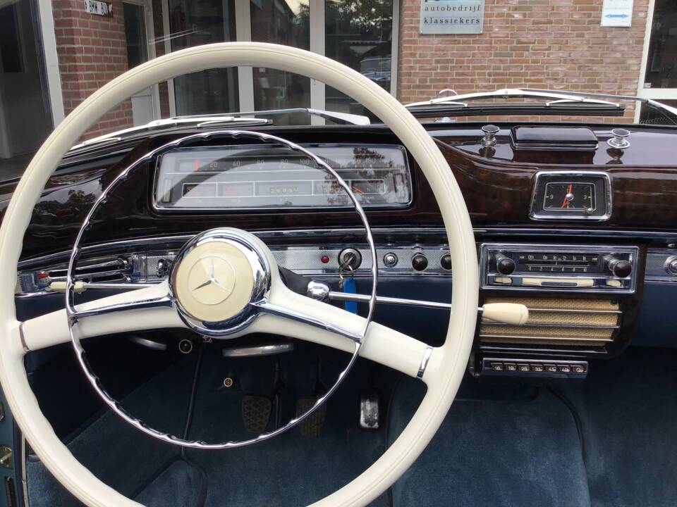 Image 29/32 of Mercedes-Benz 220 S Cabriolet (1958)