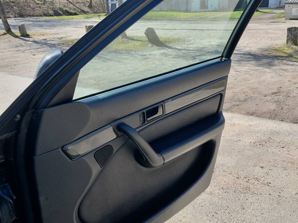 Image 28/34 of Audi S6 Avant (1996)
