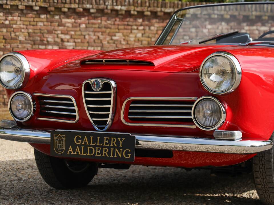 Image 29/50 of Alfa Romeo 2600 Spider (1962)