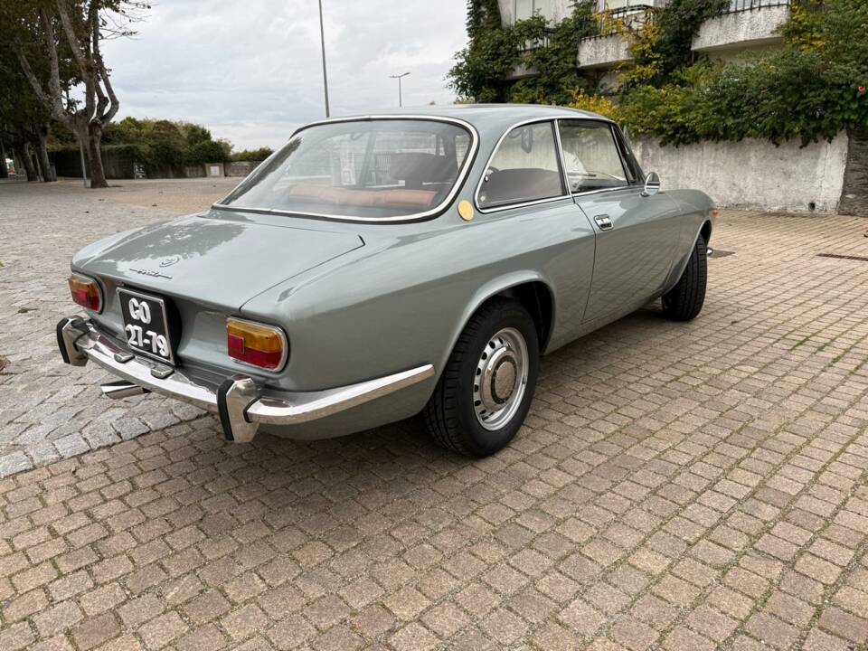 Image 24/53 of Alfa Romeo 1750 GT Veloce (1971)