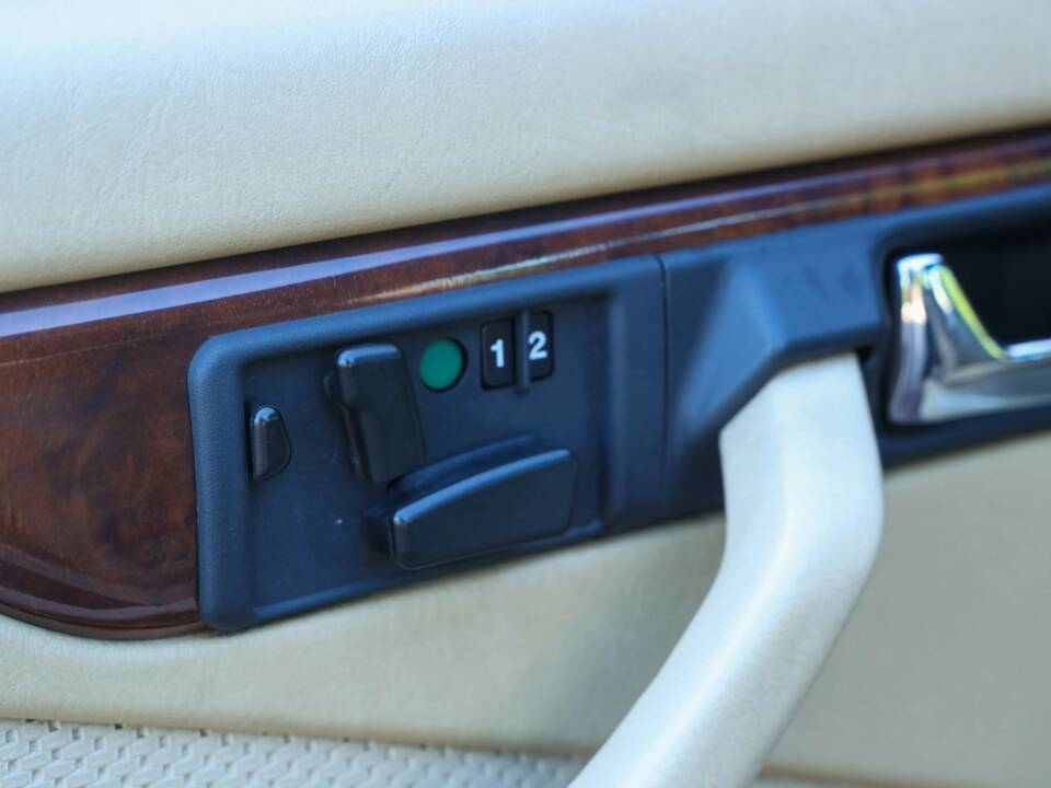Bild 40/50 von Mercedes-Benz 560 SEC (1987)