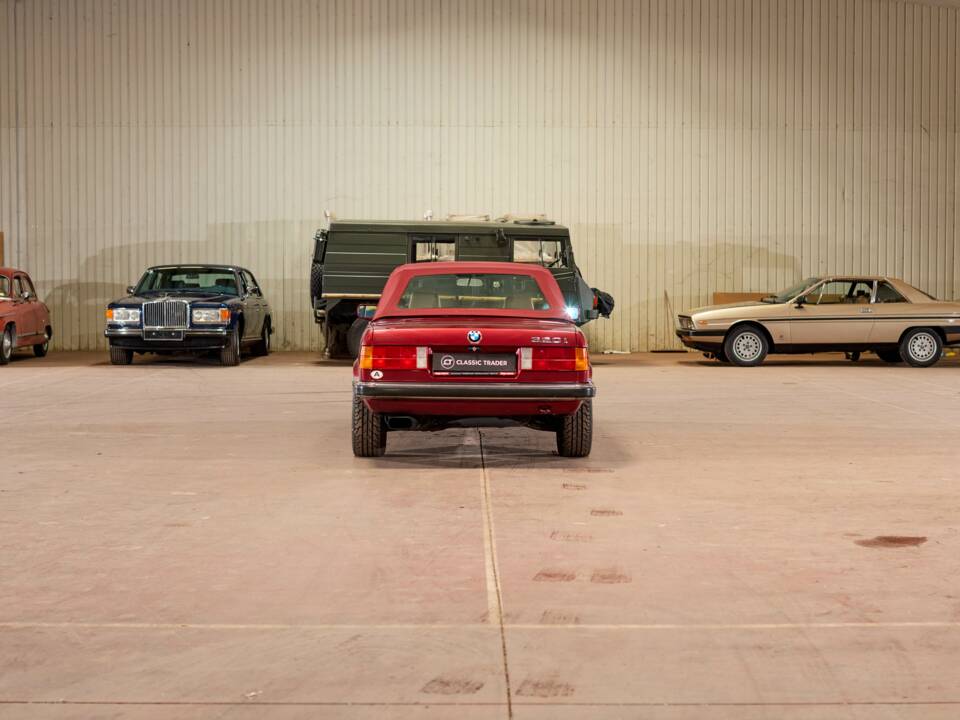 Image 4/45 of BMW 320i (1990)