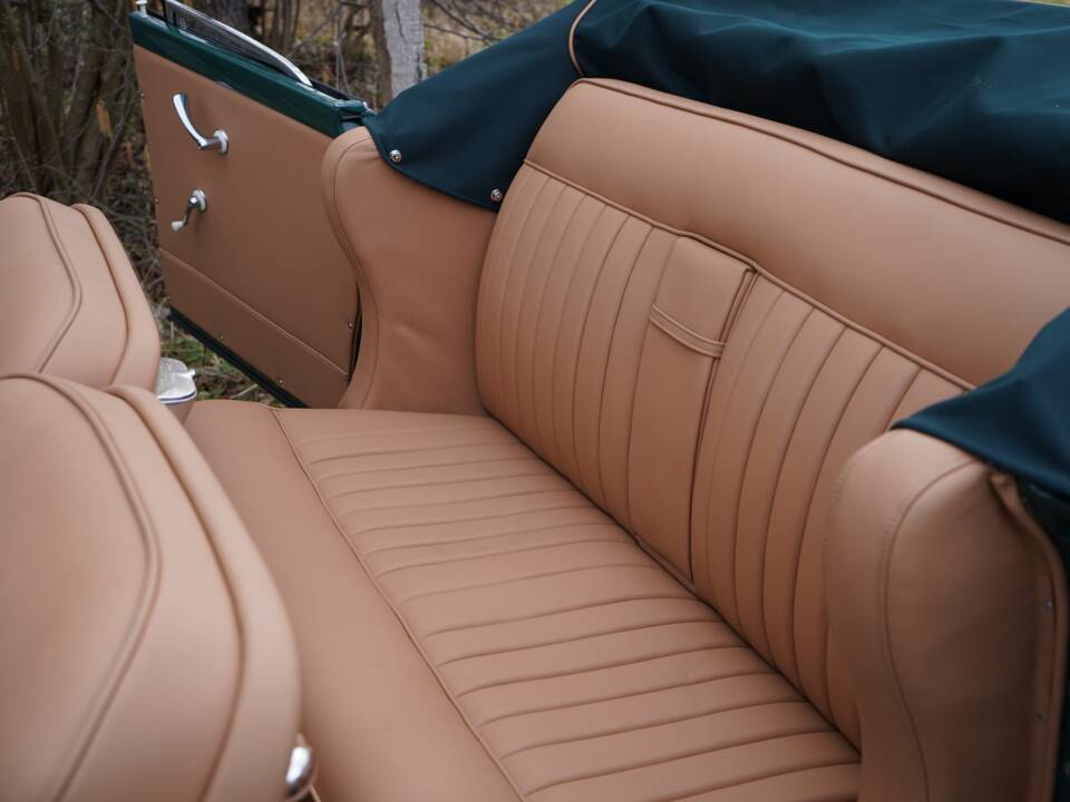 Image 36/38 of BMW 502 Baur (1955)