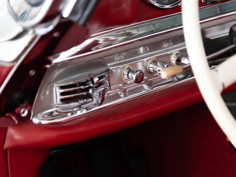 Image 30/36 of Mercedes-Benz 300 SL Roadster (1961)