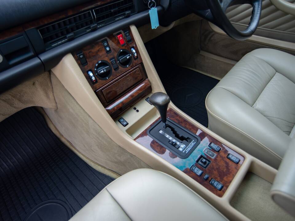 Image 18/31 de Mercedes-Benz 420 SEC (1990)