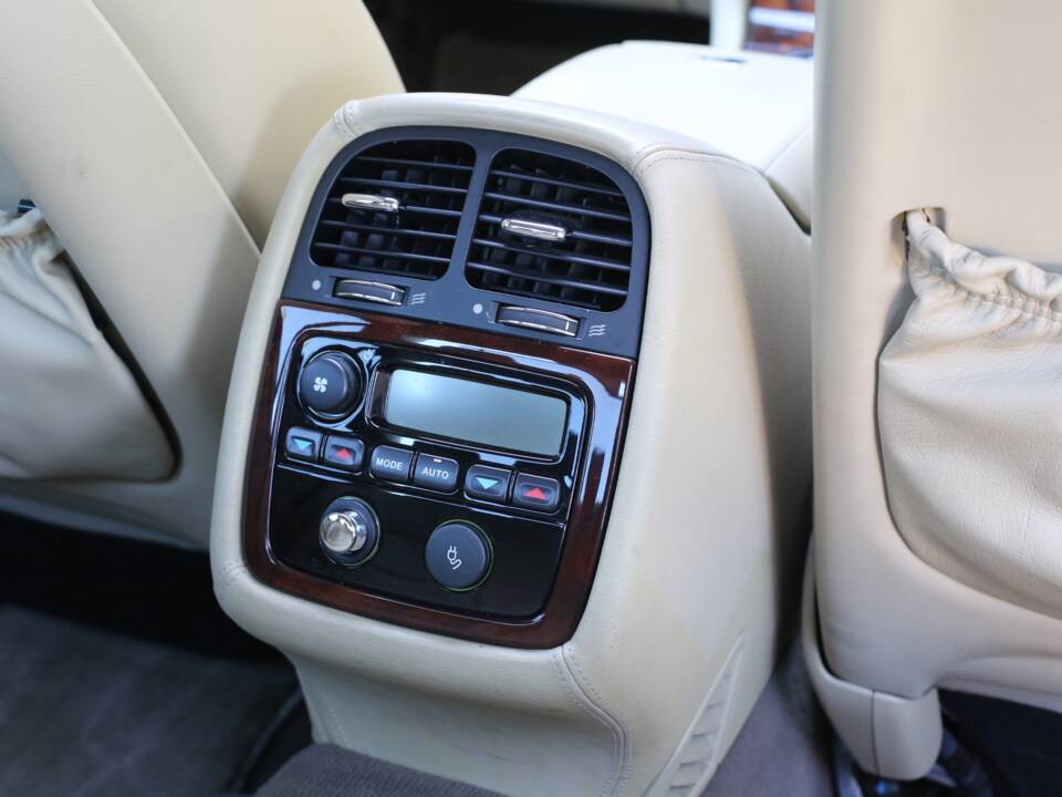 Imagen 64/77 de Jaguar XJ 8 4.2 (2005)