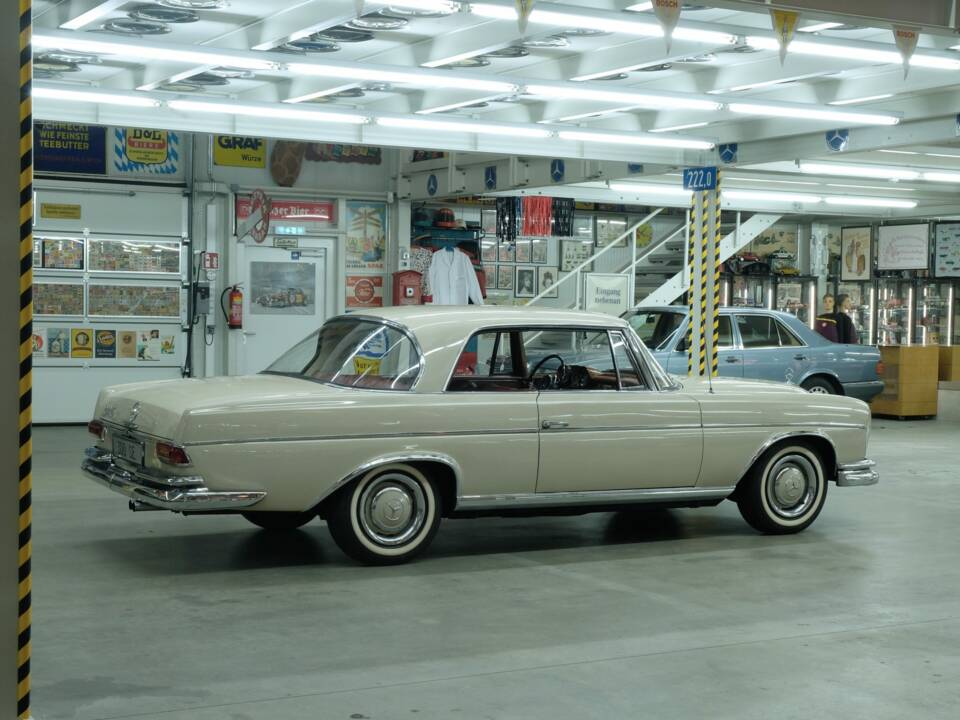 Image 11/50 of Mercedes-Benz 300 SE (1966)
