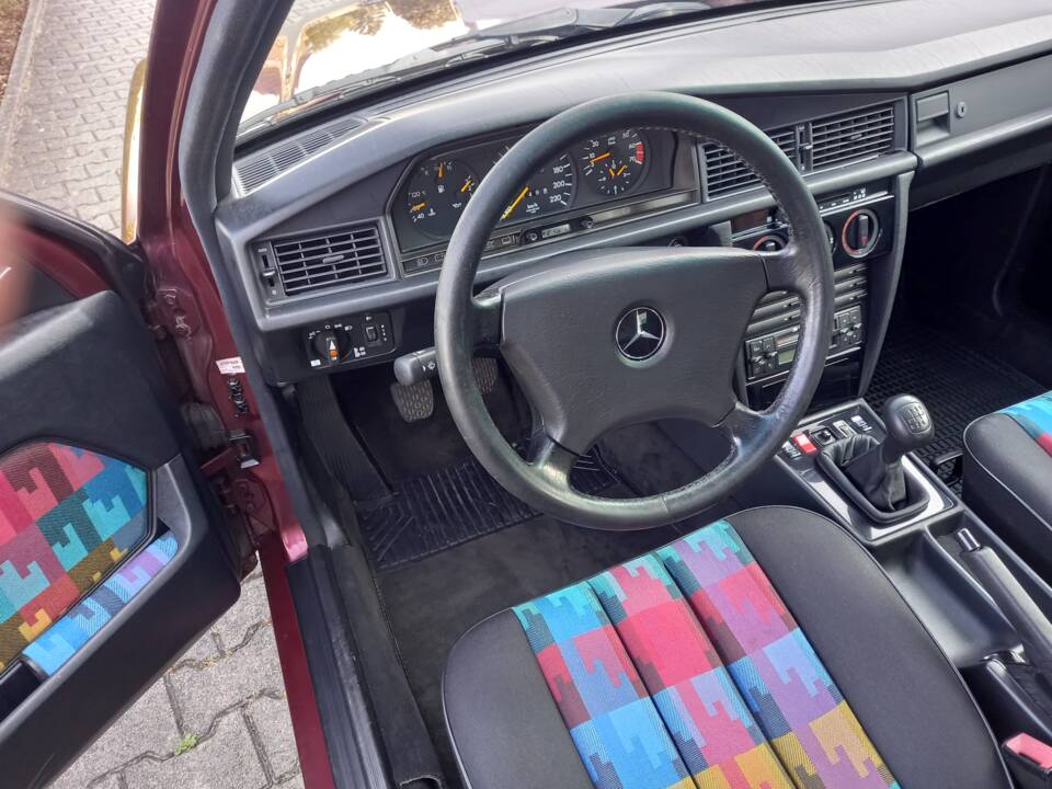 Image 57/137 of Mercedes-Benz 190 E 1.8 Avantgarde &quot;Rosso&quot; (1992)