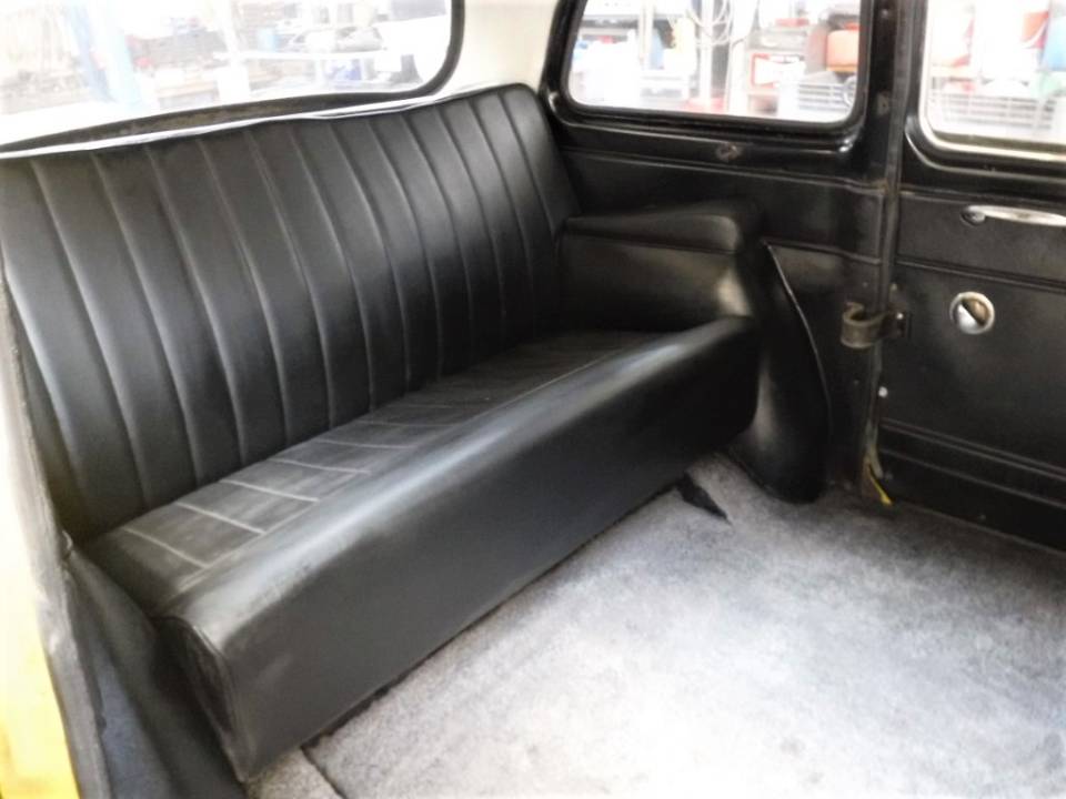 Image 19/39 of Austin FX 4 London Taxi (1970)