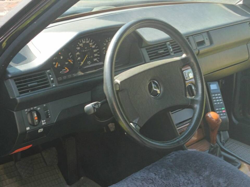 Image 2/8 of Mercedes-Benz 230 E (1988)