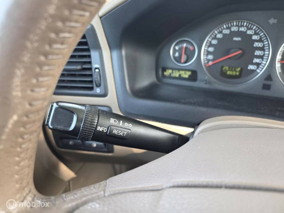 Image 19/39 of Volvo V 70 2.4 (2006)