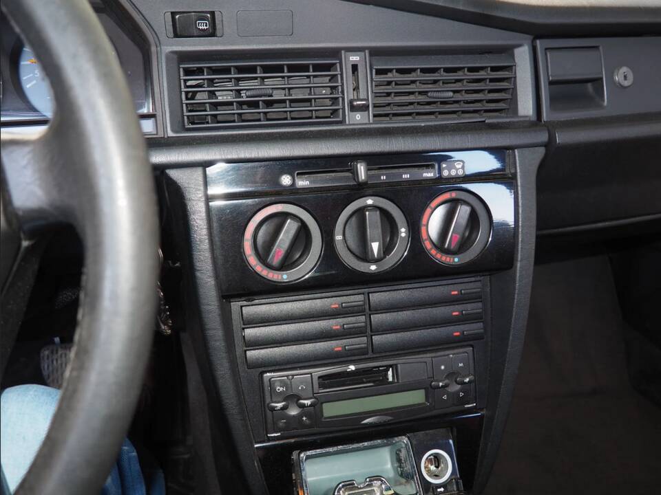 Image 61/137 of Mercedes-Benz 190 E 1.8 Avantgarde &quot;Rosso&quot; (1992)