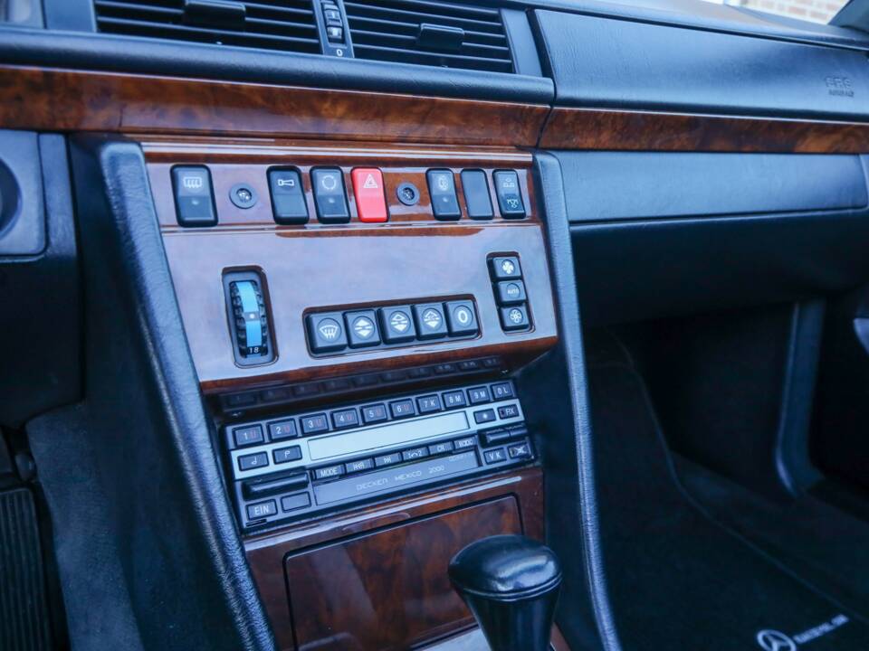 Immagine 30/50 di Mercedes-Benz 300 CE-24 3.4 AMG (1993)