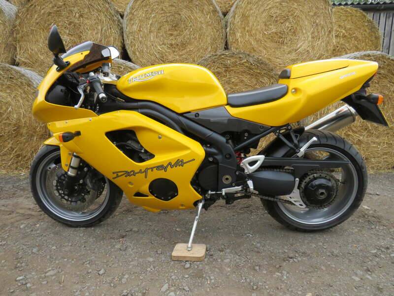 Image 2/40 of Triumph DUMMY (2006)