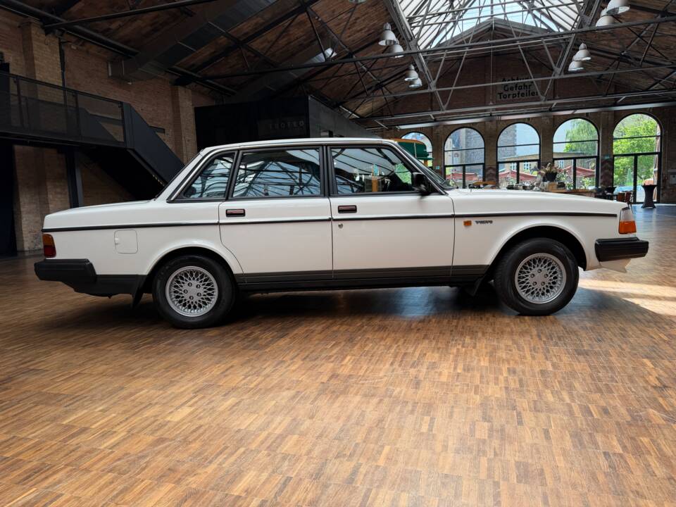 Bild 7/43 von Volvo 240 (1989)