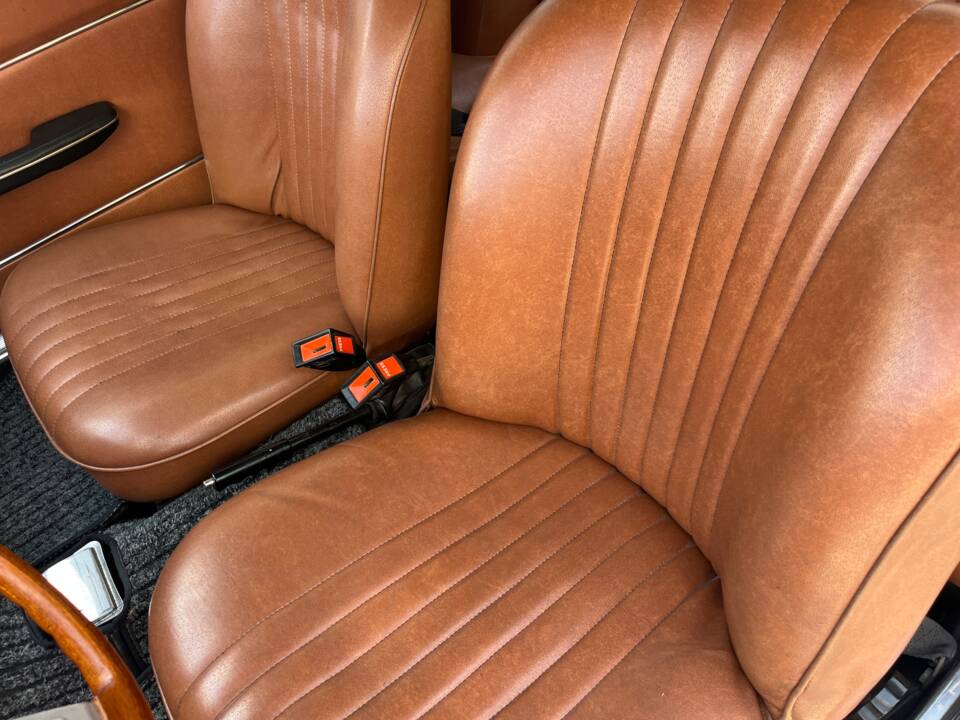 Image 12/17 de Alfa Romeo Giulia GT 1300 Junior (1972)