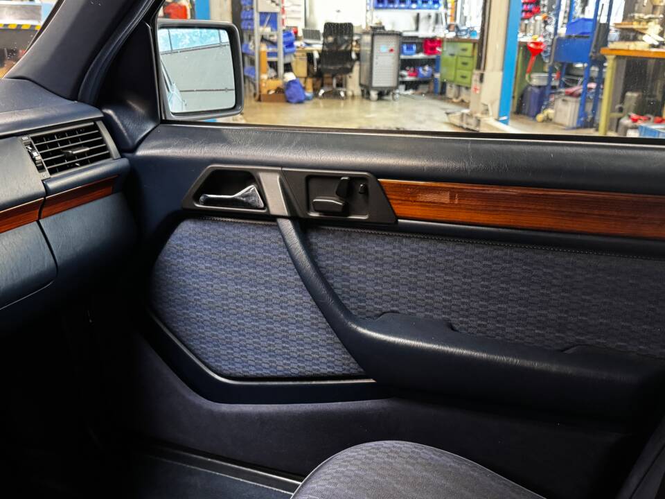 Bild 13/49 von Mercedes-Benz E 320 T (1993)