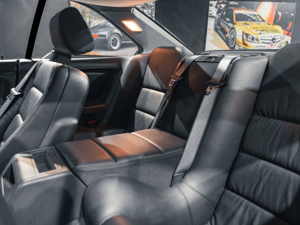 Image 30/33 of BMW 850i (1991)