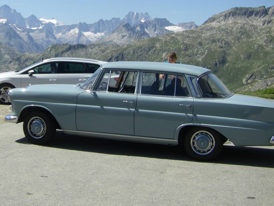 Image 3/4 of Mercedes-Benz 200 (1967)