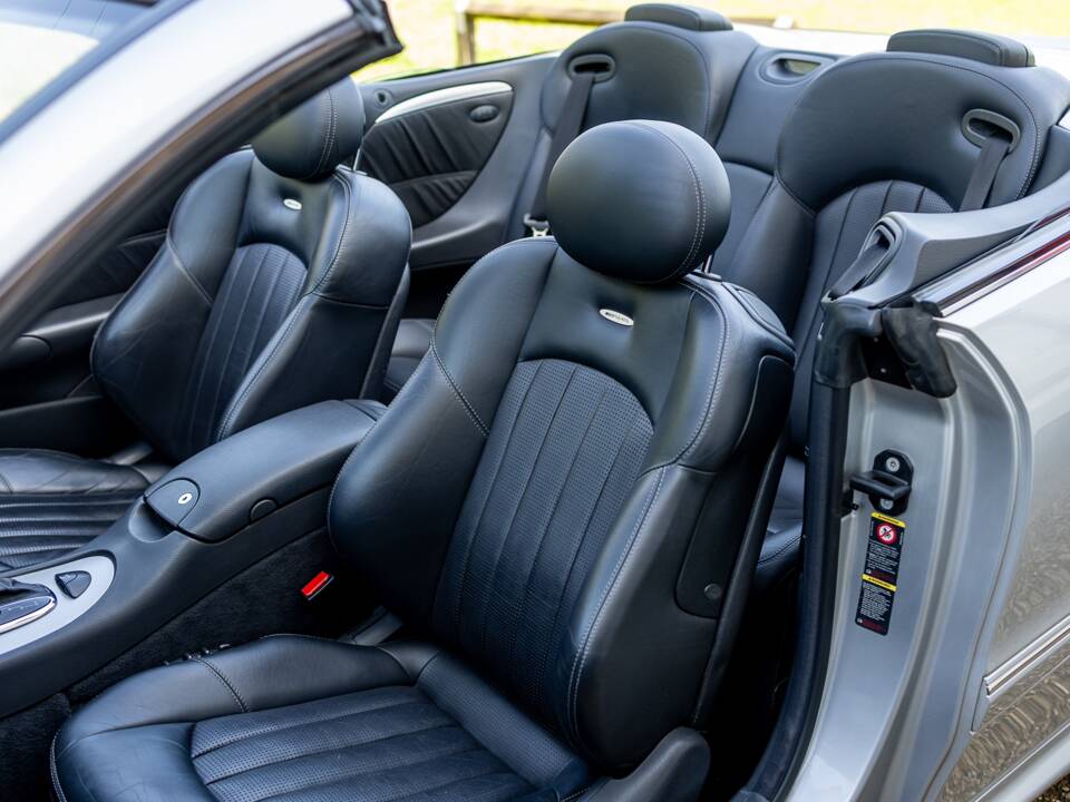 Image 43/50 of Mercedes-Benz CLK 55 AMG (2003)